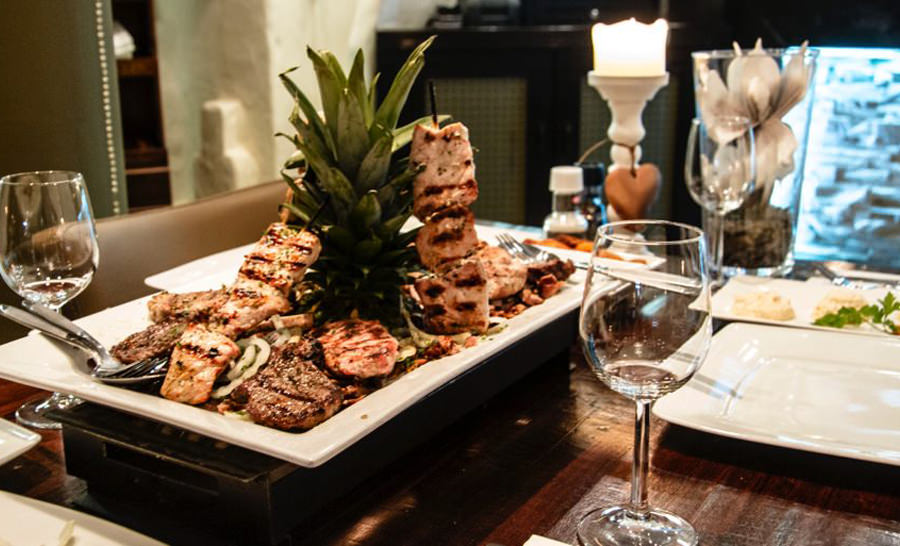 Mixed grill-schotel van Yamas op tafel