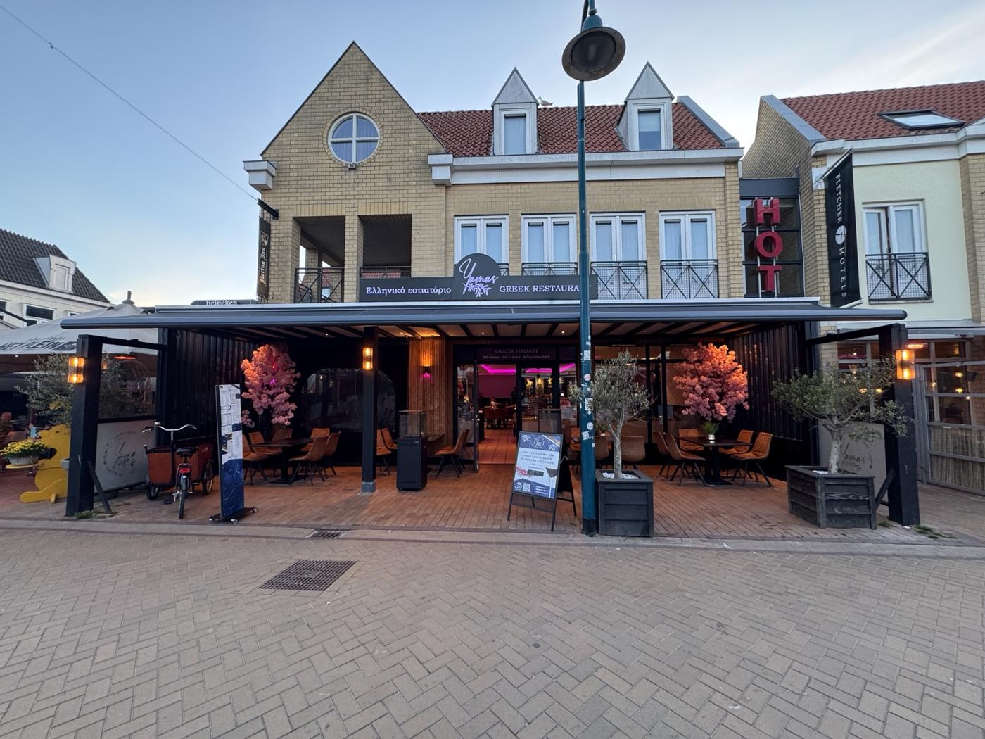Het terras en de gevel van Yamas in De Koog
